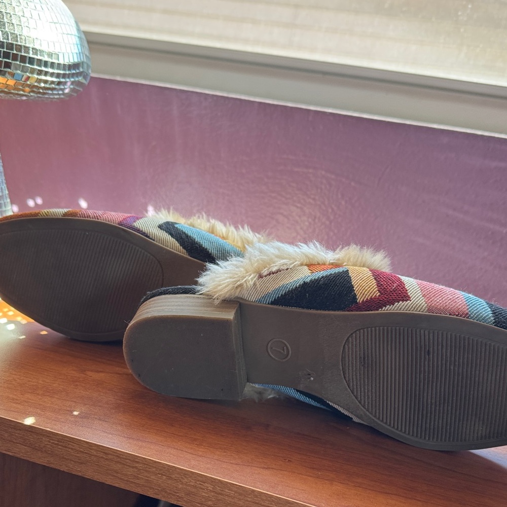 Universal Thread Multicolor Chevron Mules with Fu… - image 4